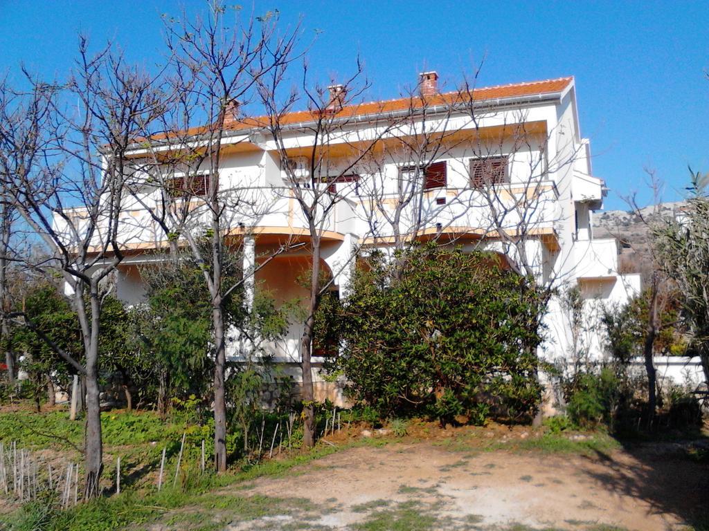 Apartments Kresimir Beauty With Shadow Trees And Parking Place Pag Town Εξωτερικό φωτογραφία