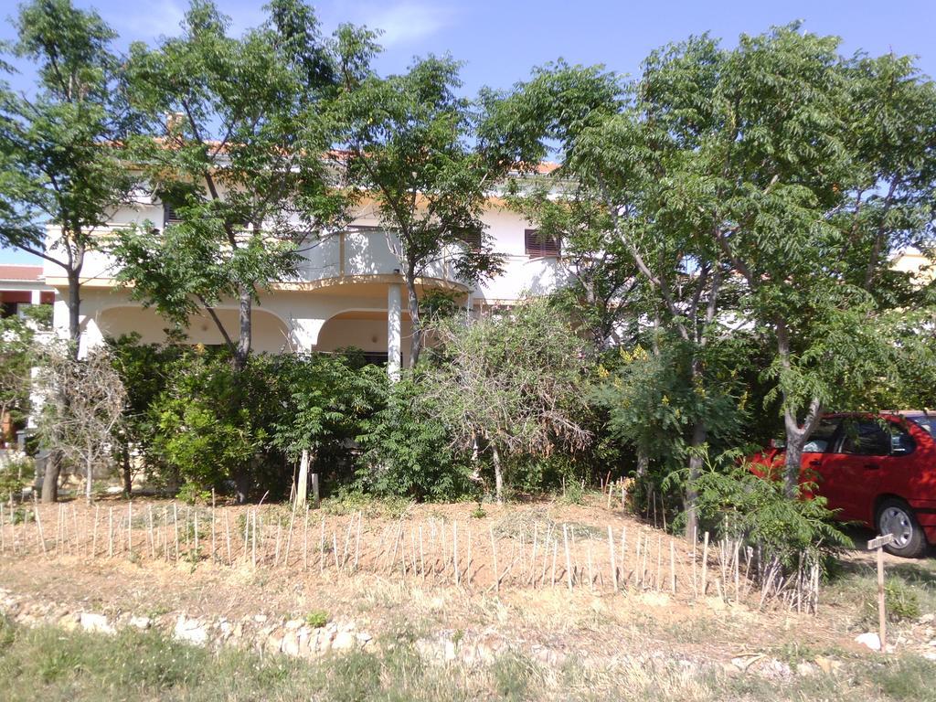 Apartments Kresimir Beauty With Shadow Trees And Parking Place Pag Town Εξωτερικό φωτογραφία