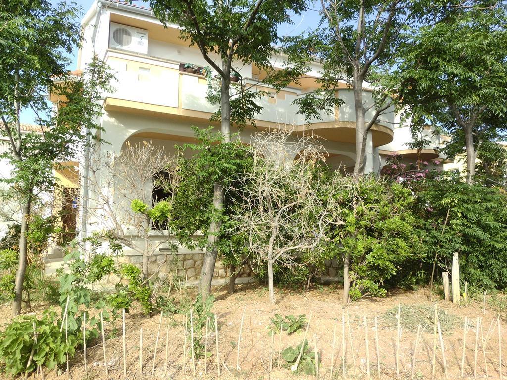 Apartments Kresimir Beauty With Shadow Trees And Parking Place Pag Town Εξωτερικό φωτογραφία