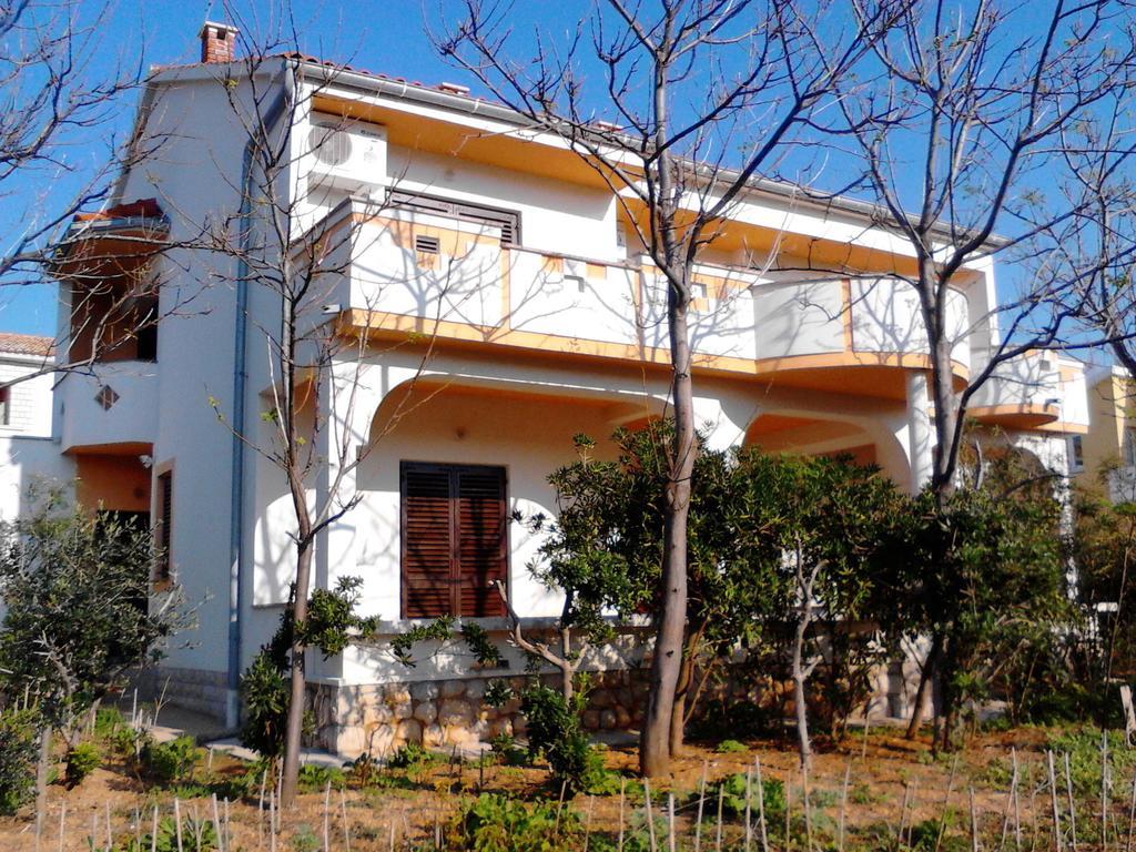 Apartments Kresimir Beauty With Shadow Trees And Parking Place Pag Town Εξωτερικό φωτογραφία